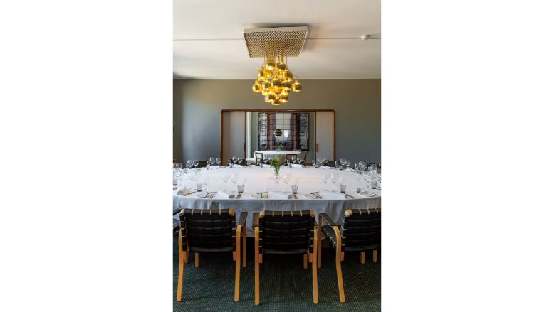 アアルト空間を五感で楽しめる 夫妻デザインのレストラン