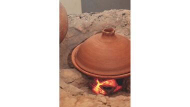 土器で調理し、 土器で振る舞う。